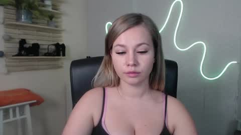 Snapshot of holly_bb95 chatting on 12-06-24, 04:58 Holly online show from 12-06-24, 04:58