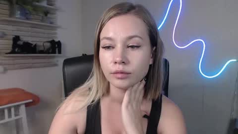 Snapshot of holly_bb95 chatting on 12-12-24, 01:10 Holly online show from 12-12-24, 01:10