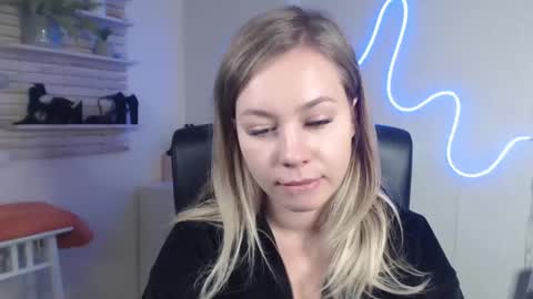 Snapshot of holly_bb95 chatting on 12-16-24, 10:40 Holly online show from 12-16-24, 10:40