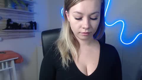 Snapshot of holly_bb95 chatting on 12-19-24, 03:51 Holly online show from 12-19-24, 03:51