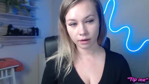 Snapshot of holly_bb95 chatting on 12-19-24, 06:56 Holly online show from 12-19-24, 06:56