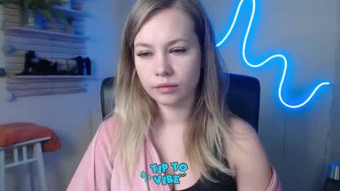 Snapshot of holly_bb95 chatting on 12-19-24, 08:34 Holly online show from 12-19-24, 08:34