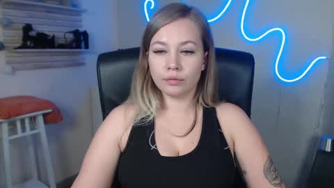 Snapshot of holly_bb95 chatting on 12-20-24, 12:30 Holly online show from 12-20-24, 12:30