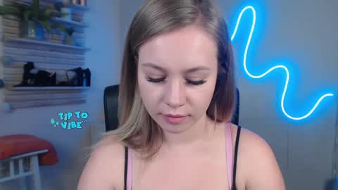 Snapshot of holly_bb95 chatting on 12-23-24, 12:52 Holly online show from 12-23-24, 12:52