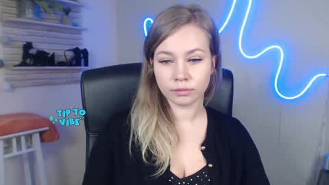 Snapshot of holly_bb95 chatting on 12-30-24, 10:21 Holly online show from 12-30-24, 10:21