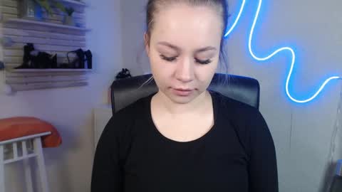 Snapshot of holly_bb95 chatting on 12-31-24, 07:10 Holly online show from 12-31-24, 07:10