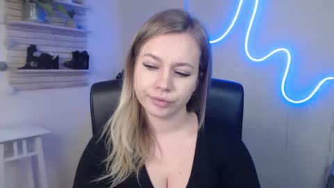 Snapshot of holly_bb95 chatting on 01-03-25, 10:31 Holly online show from 01-03-25, 10:31