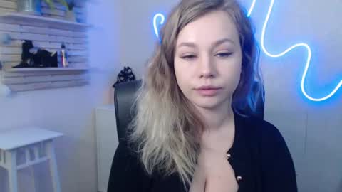 Snapshot of holly_bb95 chatting on 01-14-25, 03:22 Holly online show from 01-14-25, 03:22