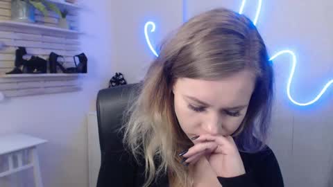 Snapshot of holly_bb95 chatting on 01-15-25, 07:37 Holly online show from 01-15-25, 07:37