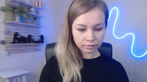 Snapshot of holly_bb95 chatting on 01-16-25, 06:35 Holly online show from 01-16-25, 06:35