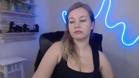 Snapshot of holly_bb95 chatting on 01-17-25, 06:36 Holly online show from 01-17-25, 06:36