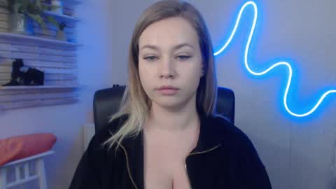 Snapshot of holly_bb95 chatting on 01-17-25, 09:39 Holly online show from 01-17-25, 09:39