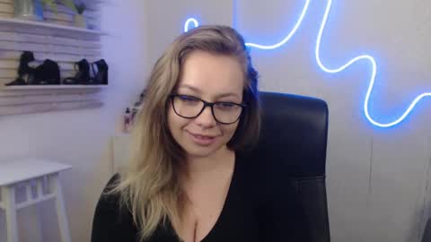 Snapshot of holly_bb95 chatting on 01-29-25, 08:51 Holly online show from 01-29-25, 08:51