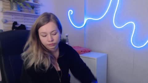 Snapshot of holly_bb95 chatting on 02-05-25, 03:02 Holly online show from 02-05-25, 03:02