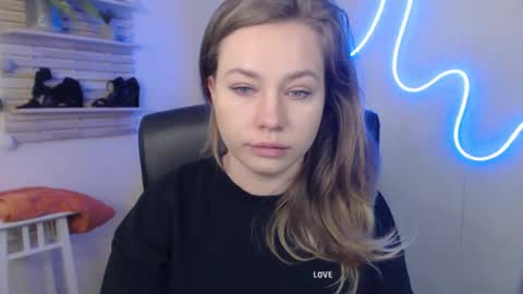 Snapshot of holly_bb95 chatting on 02-06-25, 02:11 Holly online show from 02-06-25, 02:11