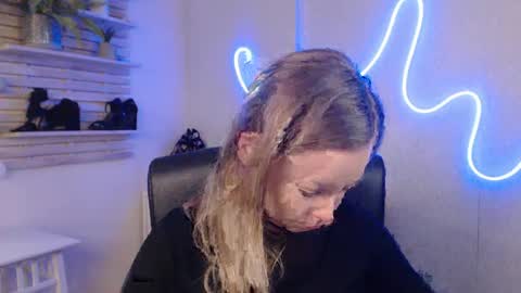 Snapshot of holly_bb95 chatting on 02-10-25, 01:46 Holly online show from 02-10-25, 01:46