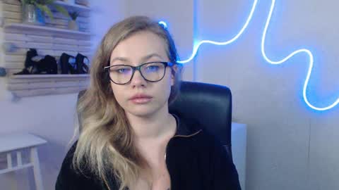 Snapshot of holly_bb95 chatting on 02-13-25, 05:26 Holly online show from 02-13-25, 05:26