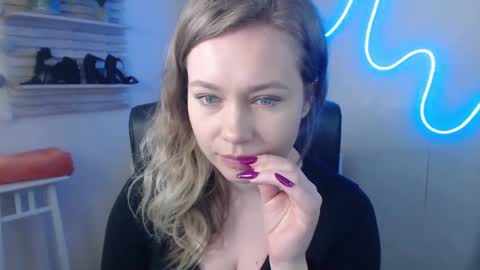 Snapshot of holly_bb95 chatting on 02-18-25, 11:11 Holly online show from 02-18-25, 11:11