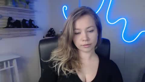 Snapshot of holly_bb95 chatting on 02-19-25, 02:12 Holly online show from 02-19-25, 02:12