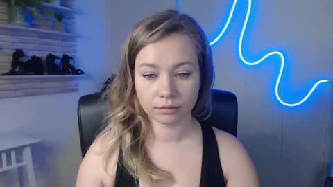 Snapshot of holly_bb95 chatting on 02-19-25, 05:16 Holly online show from 02-19-25, 05:16