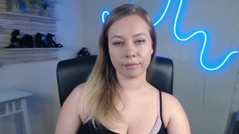 Snapshot of holly_bb95 chatting on 02-24-25, 03:23 Holly online show from 02-24-25, 03:23