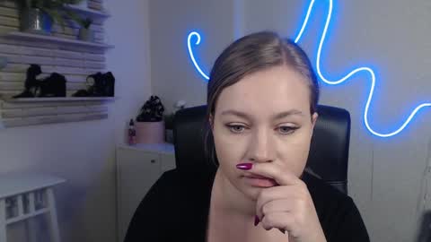 Snapshot of holly_bb95 chatting on 02-27-25, 06:40 Holly online show from 02-27-25, 06:40