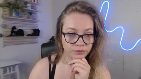 Snapshot of holly_bb95 chatting on 03-04-25, 04:49 Holly online show from 03-04-25, 04:49