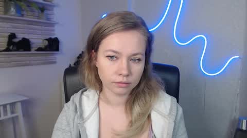 Snapshot of holly_bb95 chatting on 03-06-25, 12:54 Holly online show from 03-06-25, 12:54