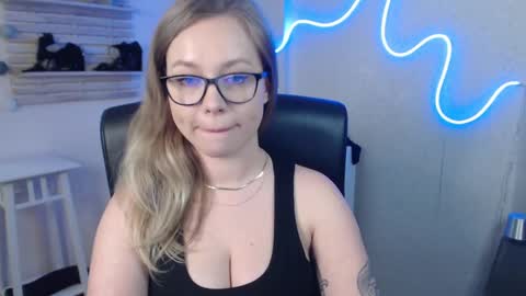 Snapshot of holly_bb95 chatting on 03-10-25, 06:38 Holly online show from 03-10-25, 06:38