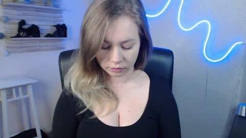 Snapshot of holly_bb95 chatting on 03-11-25, 12:44 Holly online show from 03-11-25, 12:44