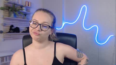 Snapshot of holly_bb95 chatting on 03-11-25, 03:48 Holly online show from 03-11-25, 03:48