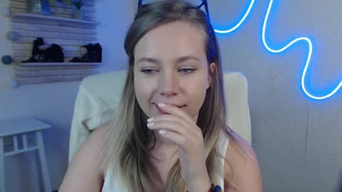 Snapshot of holly_bb95 chatting on 03-12-25, 06:29 Holly online show from 03-12-25, 06:29