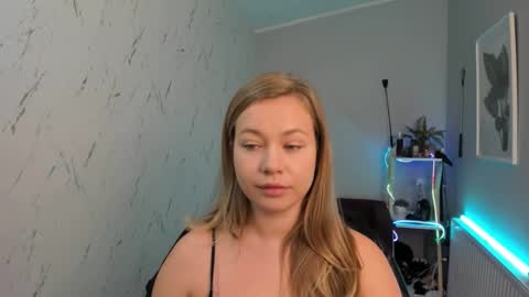 Snapshot of holly_bb95 chatting on 09-17-25, 06:09 Holly online show from 09-17-25, 06:09