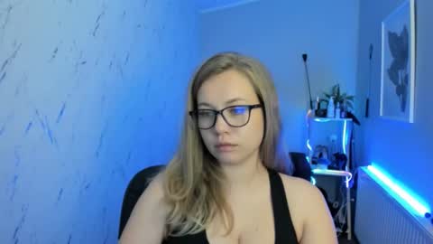 Snapshot of holly_bb95 chatting on 09-22-25, 05:15 Holly online show from 09-22-25, 05:15