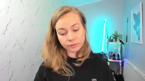 Snapshot of holly_bb95 chatting on 10-06-25, 05:32 Holly online show from 10-06-25, 05:32