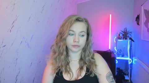 Snapshot of holly_bb95 chatting on 10-23-25, 06:17 Holly online show from 10-23-25, 06:17