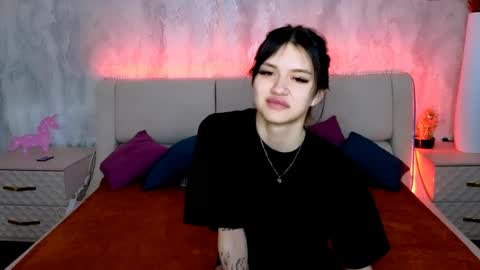 Snapshot of holly_beck chatting on 06-08-26, 02:01 Holly online show from 06-08-26, 02:01