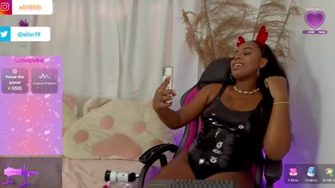 Snapshot of holly_jorda chatting on 12-17-24, 03:06 online show from 12-17-24, 03:06