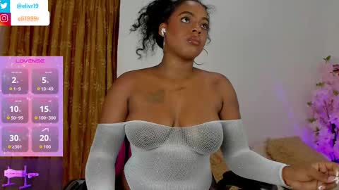 Snapshot of holly_jorda chatting on 09-17-25, 05:03 online show from 09-17-25, 05:03