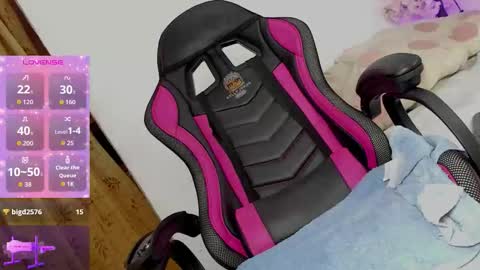 Snapshot of holly_jorda chatting on 10-15-25, 02:39 online show from 10-15-25, 02:39