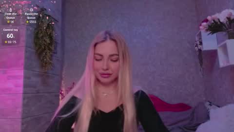 Snapshot of holly_molly8 chatting on 10-16-25, 08:10 holly_molly8 online show from 10-16-25, 08:10