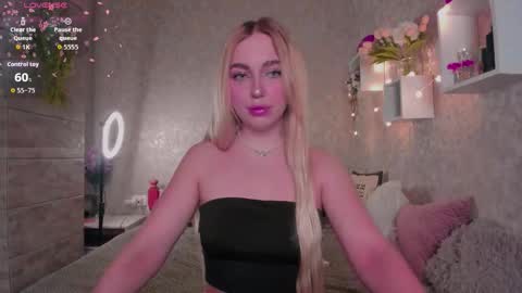 Snapshot of holly_molly8 chatting on 11-15-25, 10:59 holly_molly8 online show from 11-15-25, 10:59