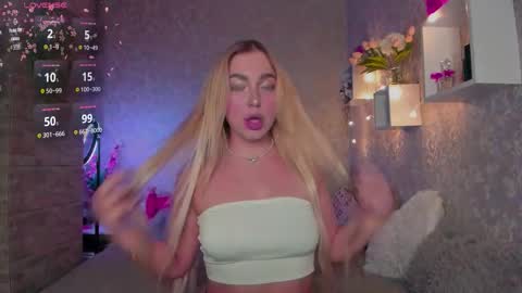 Snapshot of holly_molly8 chatting on 11-25-25, 08:42 holly_molly8 online show from 11-25-25, 08:42