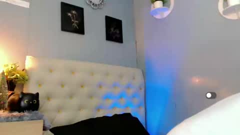 Snapshot of holly_sunshine69 chatting on 12-09-24, 09:05 Apple online show from 12-09-24, 09:05