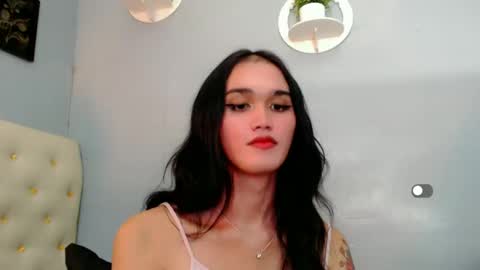 Snapshot of holly_sunshine69 chatting on 12-22-24, 01:33 Apple online show from 12-22-24, 01:33