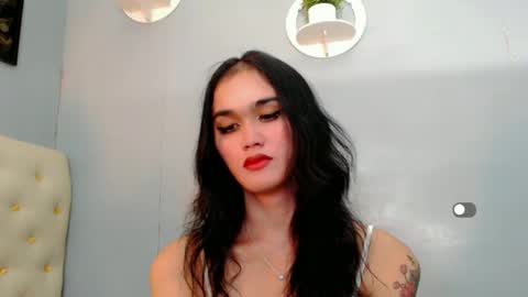 Snapshot of holly_sunshine69 chatting on 12-23-24, 09:05 Apple online show from 12-23-24, 09:05