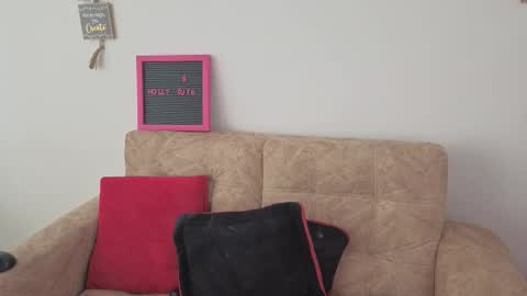 Snapshot of hollycute54 chatting on 11-07-25, 05:46 Holly online show from 11-07-25, 05:46