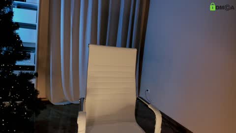 Snapshot of hollyextra chatting on 12-23-24, 02:13 hollyextra online show from 12-23-24, 02:13