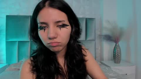 hollypeach_ online show from 05-19-26, 08:04