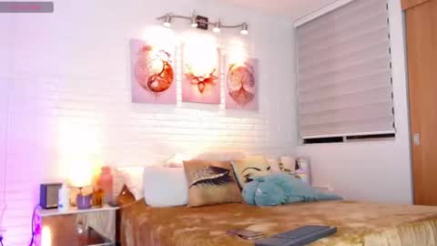 Snapshot of hollyt1 chatting on 06-12-26, 02:10 hollyt1 online show from 06-12-26, 02:10